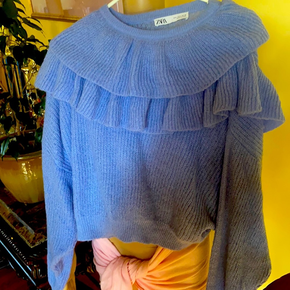 Ladies longsleeve gently above the waist sweater